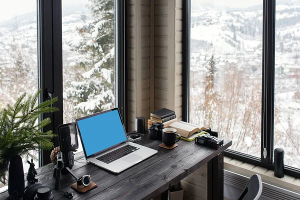 Ses / Video düzenleme çalışma alanı office dağ manzaralı. Fotoğraf ve videografisi donanımları.