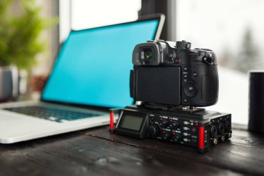 Ses / Video düzenleme çalışma alanı office dağ manzaralı. Fotoğraf ve videografisi donanımları.