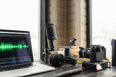 Ses / Video düzenleme çalışma alanı office dağ manzaralı. Fotoğraf ve videografisi donanımları.