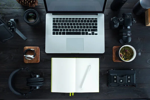 Ses / Video düzenleme çalışma alanı office dağ manzaralı. Fotoğraf ve videografisi donanımları.