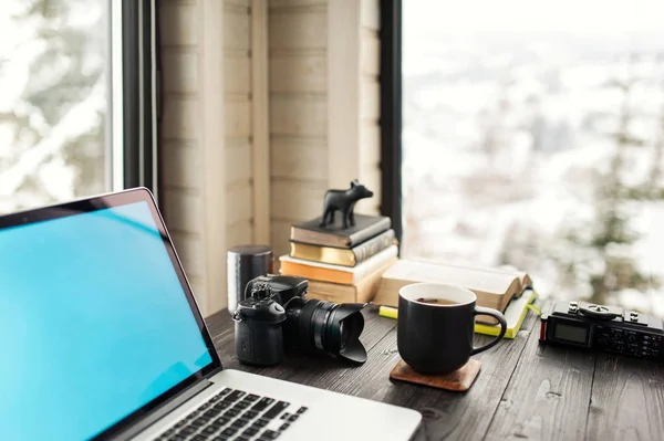 Ses / Video düzenleme çalışma alanı office dağ manzaralı. Fotoğraf ve videografisi donanımları.