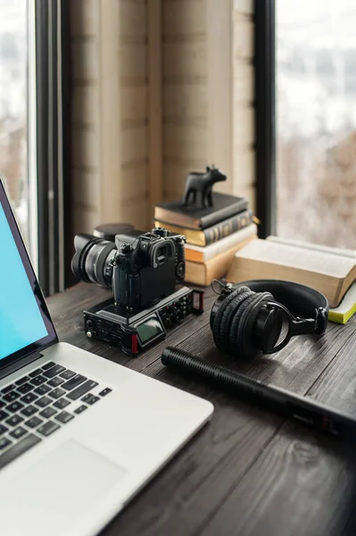 Ses / Video düzenleme çalışma alanı office dağ manzaralı. Fotoğraf ve videografisi donanımları.
