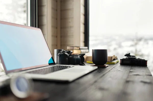 Ses / Video düzenleme çalışma alanı office dağ manzaralı. Fotoğraf ve videografisi donanımları.