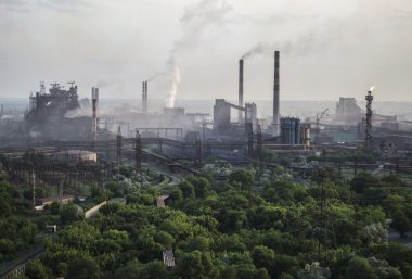 Endüstriyel manzara Ukrayna. Gün batımında smog ile çelik fabrikası. Borular Dumanlı. Metalurji tesisi. Demir çelik işleri, inşaat. Ağır sanayi. Ekoloji sorunları, atmosferik kirleticiler.