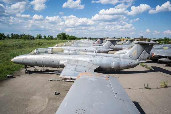 Antiguos aviones y helicópteros abandonados en Ucrania — Foto de Stock