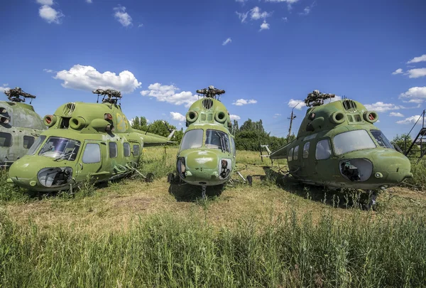 Oude verlaten vliegtuigen en helikopters in Oekraïne — Stockfoto