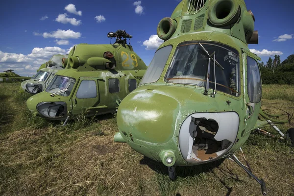 Alte verlassene Flugzeuge und Hubschrauber in der Ukraine — Stockfoto