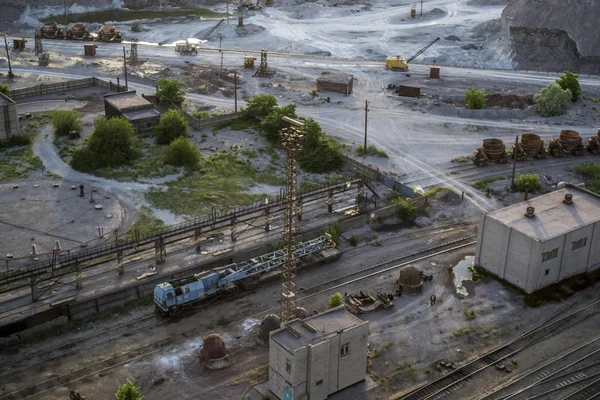 Paisaje industrial en Ucrania. Fábrica de acero con smog al atardecer. Tuberías con humo. Planta metalúrgica. acerías, trabajos de hierro. Industria pesada. Problemas ecológicos, contaminantes atmosféricos . — Foto de Stock