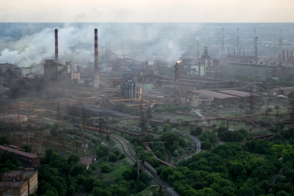 Průmyslové krajiny na Ukrajině. Ocelová factory s smogu při západu slunce. Potrubí s kouřem. Hutnických zařízení. hutě, železárny. Těžký průmysl. Ekologie problémy, látky znečisťující ovzduší. — Stock fotografie