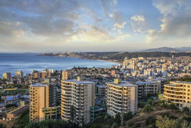 Şili 'nin Valparaiso kentindeki UNESCO Dünya Mirası' nın renkli binaları