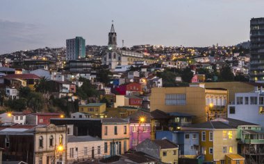 Güzel gece hava görünümünü Valparaiso, Şili