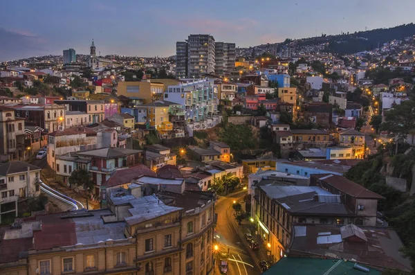 Belle vue aérienne nocturne de Valparaiso au Chili — Photo