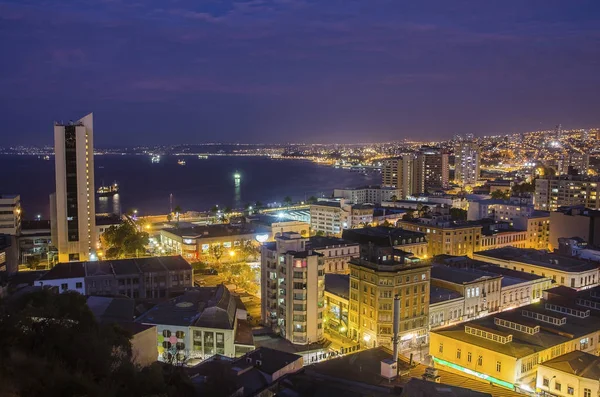 Belle vue aérienne nocturne de Valparaiso au Chili — Photo