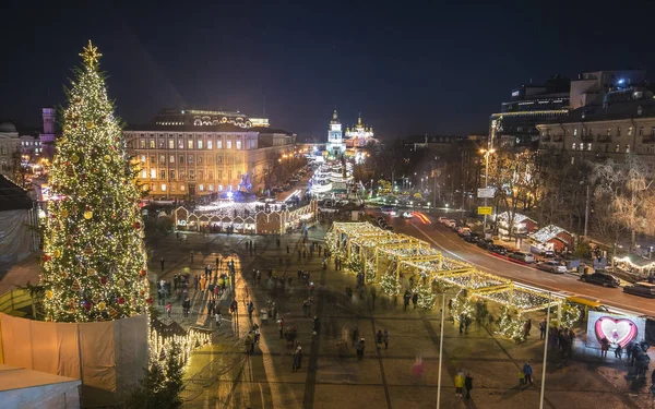 Mercado de Navidad en la plaza Sophia en Kiev, Ucrania. Año Nuevo en Kiev, Ucrania — Foto de Stock