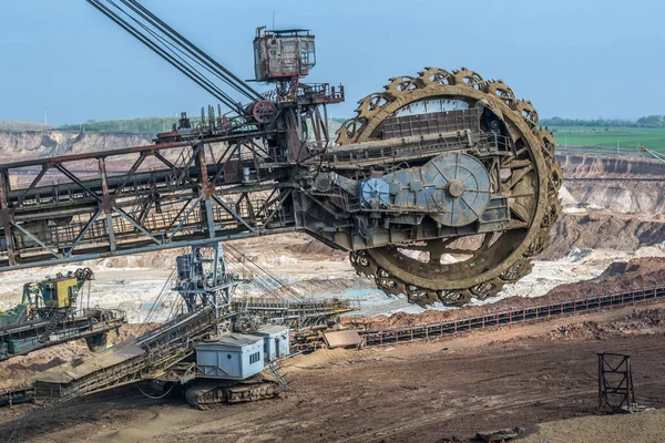 La excavadora más grande del mundo trabajando, Bagger 228, Ucrania. Mina grande, desarrollar recursos minerales, excavadoras excavadoras, metalurgia en Ucrania — Foto de Stock