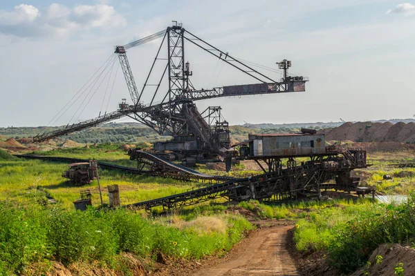 Крупнейший экскаватор в мире, Баггер 228, Украина. Большие шахты, разработка минеральных ресурсов, экскаваторные раскопки, металлургия в Украине — стоковое фото