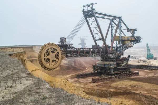 La excavadora más grande del mundo trabajando, Bagger 228, Ucrania. Mina grande, desarrollar recursos minerales, excavadoras excavadoras, metalurgia en Ucrania — Foto de Stock