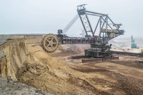 La excavadora más grande del mundo trabajando, Bagger 228, Ucrania. Mina grande, desarrollar recursos minerales, excavadoras excavadoras, metalurgia en Ucrania — Foto de Stock
