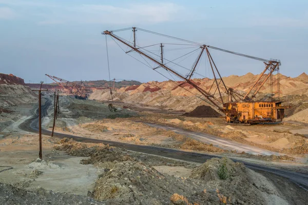 Größter Bagger der Welt, Bagger 228, Ukraine. große Mine, Erschließung mineralischer Ressourcen, Baggergruben, Metallurgie in der Ukraine — Stockfoto