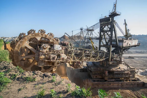 La excavadora más grande del mundo trabajando, Bagger 228, Ucrania. Mina grande, desarrollar recursos minerales, excavadoras excavadoras, metalurgia en Ucrania — Foto de Stock