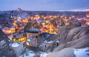 Uçhisar şehrin gece görünümü. Kapadokya cave şehir. Türkiye