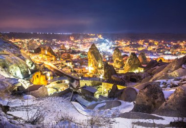 Uçhisar şehrin gece görünümü. Kapadokya cave şehir. Türkiye