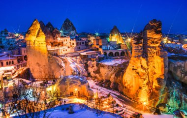 Uçhisar şehrin gece görünümü. Kapadokya cave şehir. Türkiye