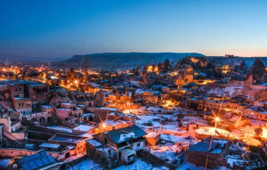 Uçhisar şehrin gece görünümü. Kapadokya cave şehir. Türkiye