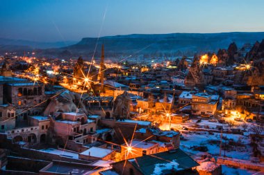 Uçhisar şehrin gece görünümü. Kapadokya cave şehir. Türkiye