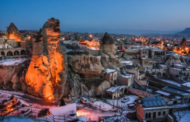 Uçhisar şehrin gece görünümü. Kapadokya cave şehir. Türkiye