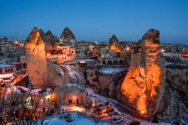 Uçhisar şehrin gece görünümü. Kapadokya cave şehir. Türkiye
