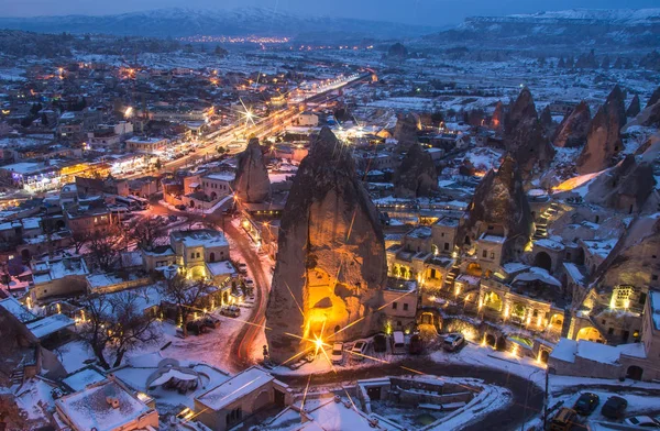 Natt utsikt över stan och Üçhisar. Cave city i Kappadokien. Turkiet — Stockfoto