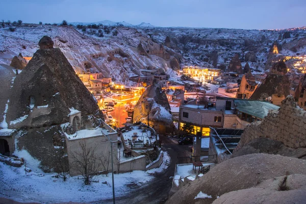 Vista nocturna del pueblo de Uchisar. La ciudad cueva en Capadocia. Turquía —  Fotos de Stock