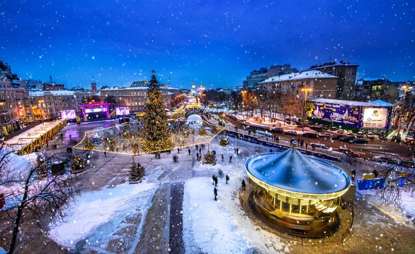 Mercado de Navidad en la plaza Sophia en Kiev, Ucrania. Tiempo de nieve en Kiev —  Fotos de Stock