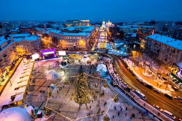 KYIV, UCRANIA - 15 DE ENERO DE 2017: Mercado de Navidad en la Plaza Sophia en Kiev, Ucrania. Árbol principal de Año Nuevo de Kiev y la catedral de Santa Sofía en el fondo — Foto de Stock