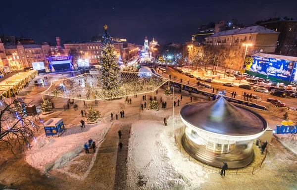 KYIV, UCRANIA - 15 DE ENERO DE 2017: Mercado de Navidad en la Plaza Sophia en Kiev, Ucrania. Árbol principal de Año Nuevo de Kiev y la catedral de Santa Sofía en el fondo —  Fotos de Stock