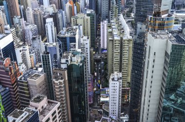 Kınamak ve ofis binaları ve güneş ışını ile Cityscape görünümü