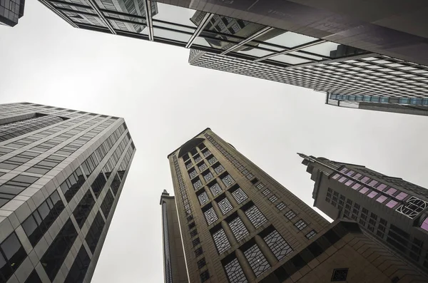 Kınamak ve ofis binaları ve güneş ışını ile Cityscape görünümü