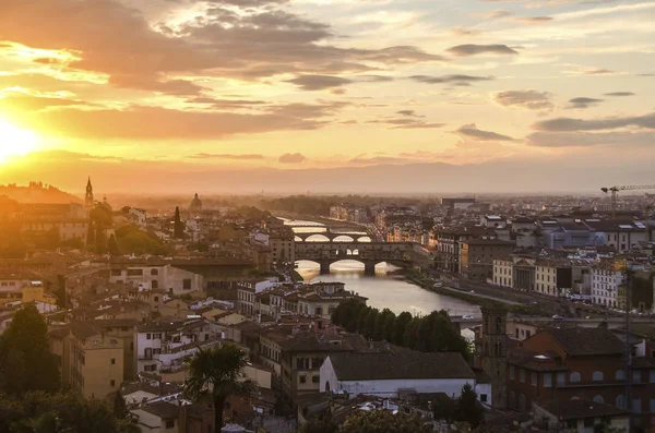 Ponts de Florence sur le fleuve Arno au coucher du soleil, Italie — Photo