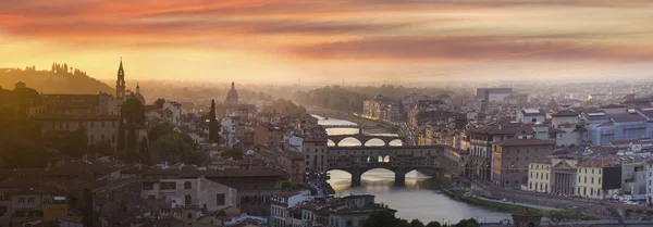 Panorama de Florence et du fleuve Arno après le coucher du soleil, Toscane, Italie, Europe — Photo