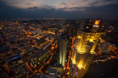 Singapur gökyüzü geceleri.