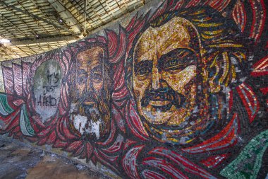 Shipka, Bulgaristan - 07 Temmuz 2016: Koca Balkan Dağları komünist binada Buzludzha terk.