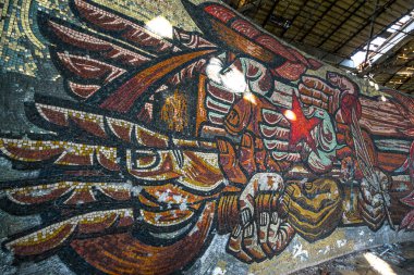 Shipka, Bulgaristan - 07 Temmuz 2016: Koca Balkan Dağları komünist binada Buzludzha terk.