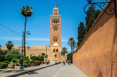 Koutoubia cami veya Kutubiyya Camii, gece, Marrakesh, Morocco'en büyük Camisi olan.