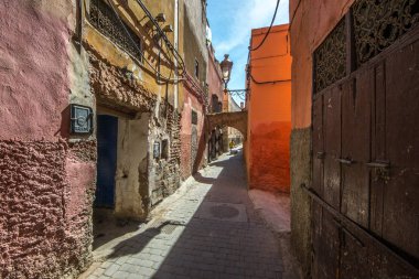 Marakeş, Fas kırmızı Imperial şehir sokakta.