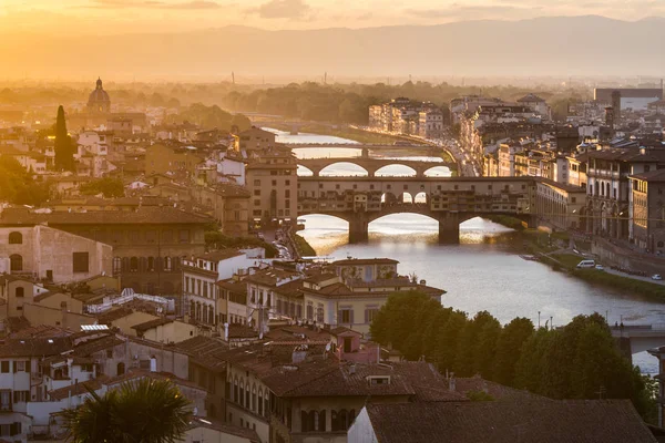 Florence, le vieux pont en été au crépuscule sous un ciel dramatique — Photo