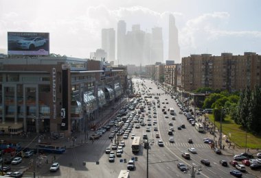 Moskova, Rusya - 6 Haziran 2015: Sokak akşam kavşak Kutuzov Avenue ve büyük Dorogomilovskaya. Anıt Moskova kahraman-şehir bu kesişme noktasında yer alır