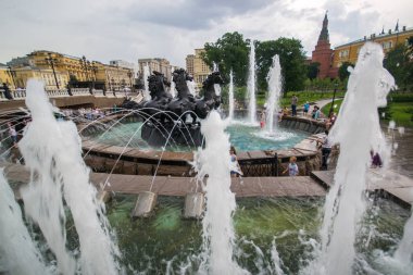 Moskova, Rusya - 11 Mayıs 2016. Manezh Meydanı Moskova'nda dört mevsim çeşme. Karmaşık çeşmeler Alexander Bahçesi ve Manezh Meydanı arasında bulunmaktadır. Zurab Tsereteli mimar.