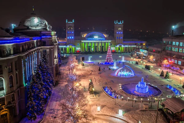 Kharkov.South istasyonu ana tren istasyonu. Gece ve Noel süsleri