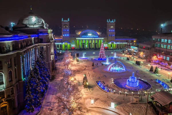 La estación principal de tren de Kharkov.South station.The noche y decoraciones de Navidad —  Fotos de Stock